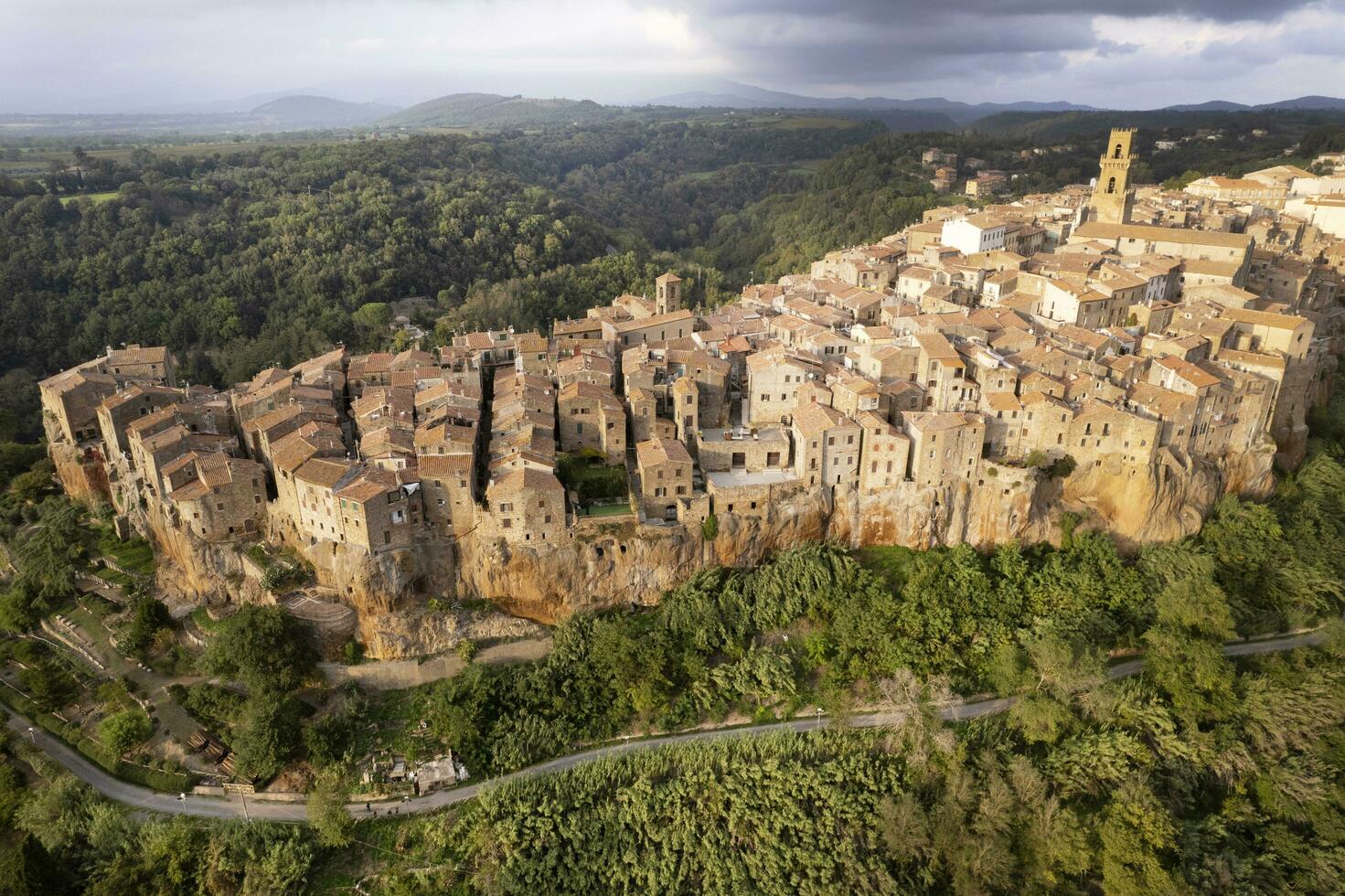 antenne visie van dorp van Pitigliano Toscane Italië foto