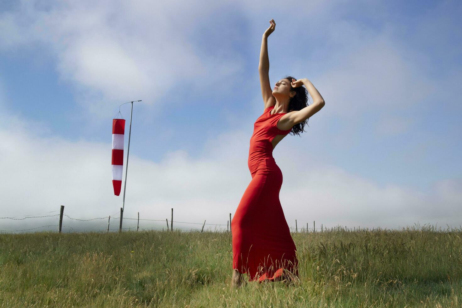 vrouw versie van de windsock in de buurt de luchthaven foto