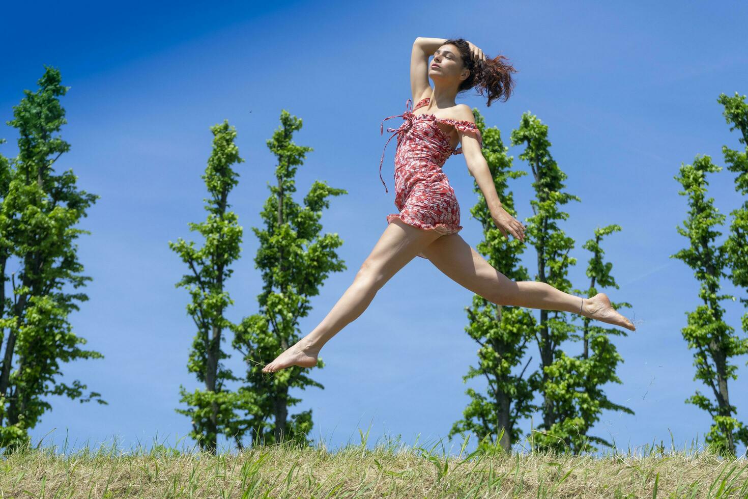 meisje jumping in natuur in voorjaar seizoen foto