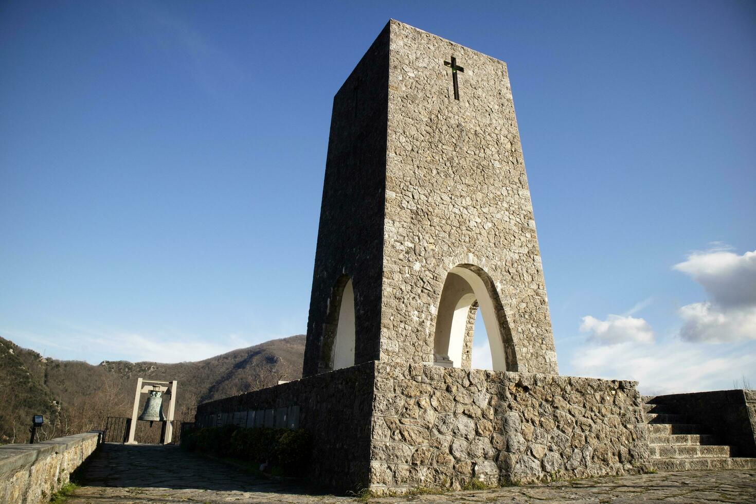 monument toegewijd naar de geheugen van de slachtoffers van de sant anna di stazzema bloedbad foto