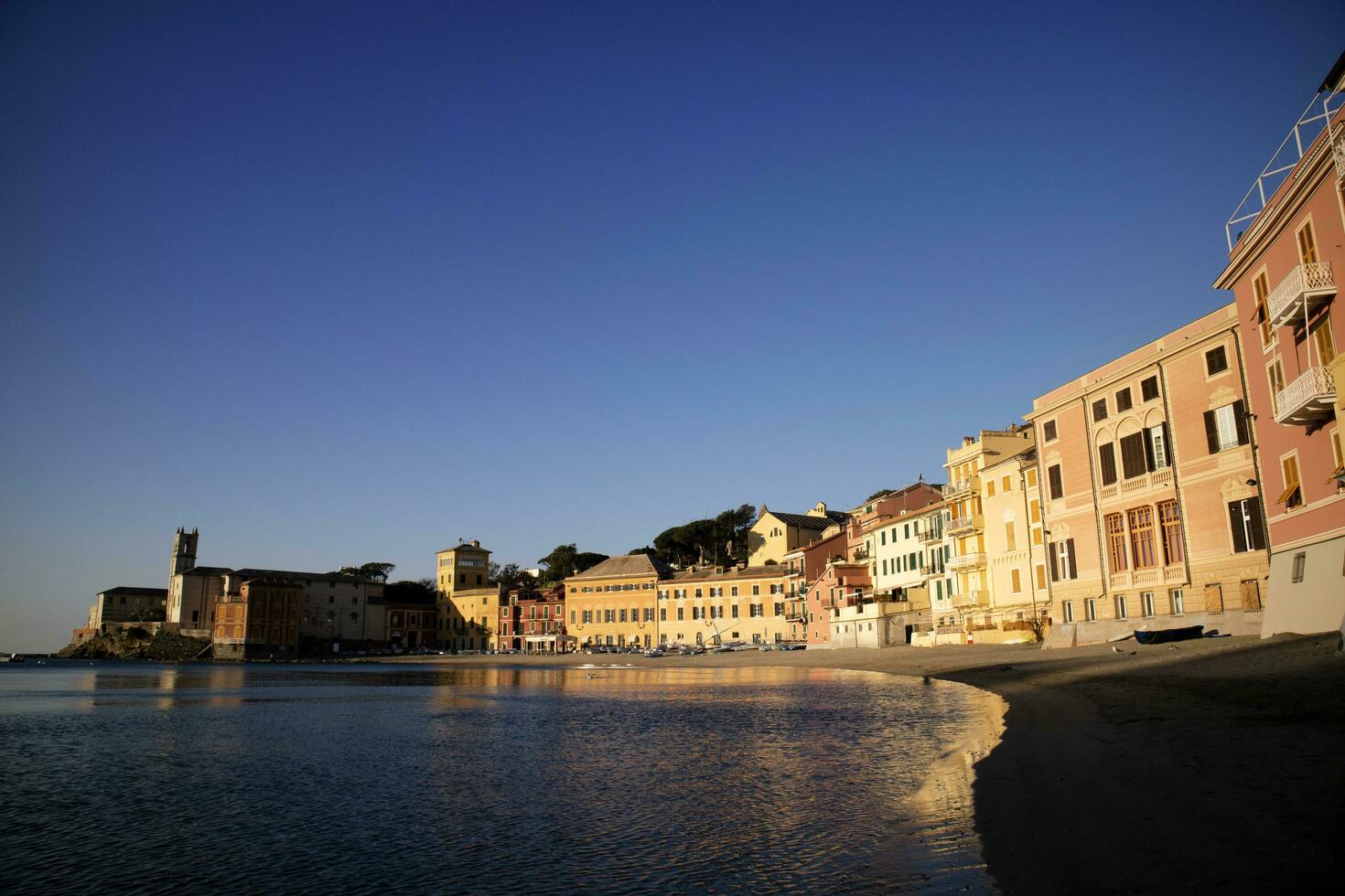 zonsopkomst visie van de baai van stilte in sestri levante foto