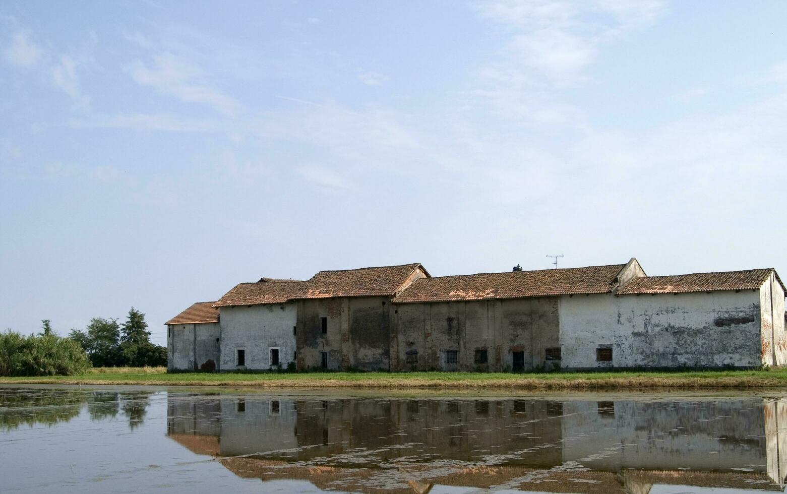 oude boerderijen in de rijst- velden in vercelli Italië foto