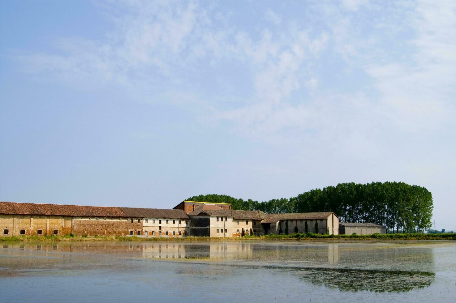 oude boerderijen in de rijst- velden in vercelli Italië foto