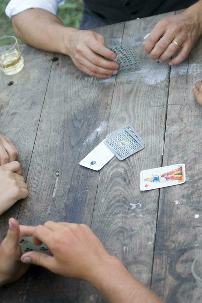 een persoon is spelen kaarten met een dek van kaarten foto