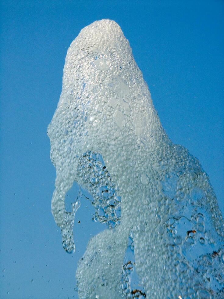 de water spellen van een fontein foto