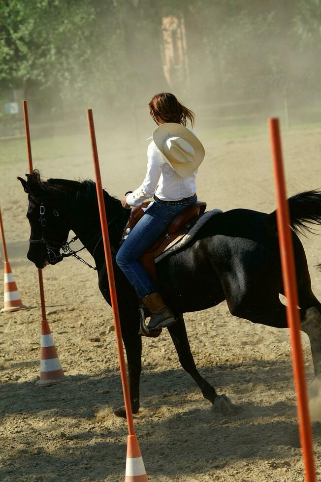 een persoon rijden een paard foto