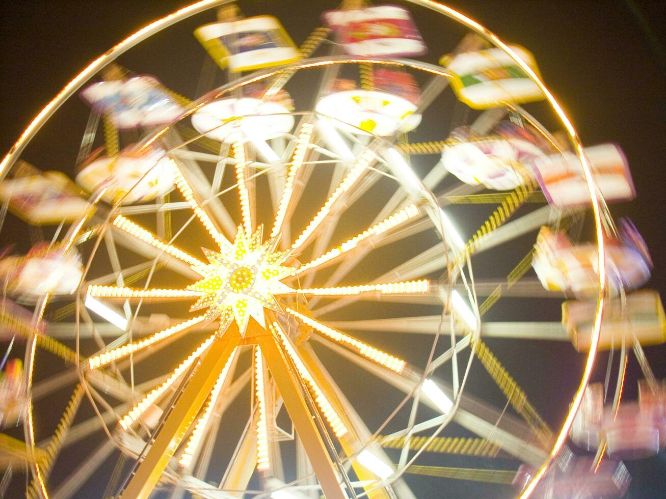 visie van een kermis Bij nacht foto