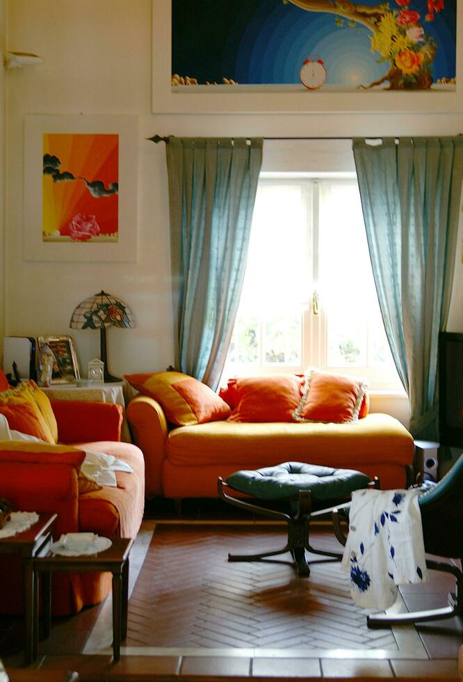 een leven kamer met een bankstel en een koffie tafel foto