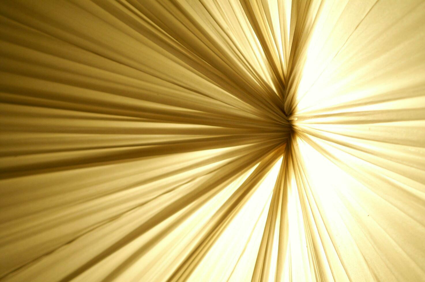 gouden licht stralen Aan een kleding stof achtergrond foto