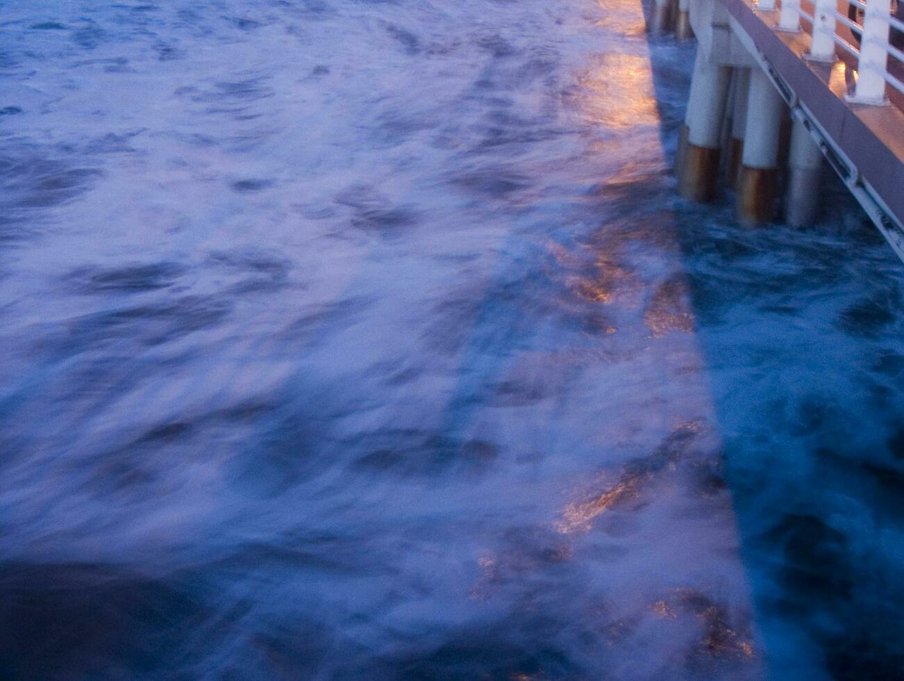 een pier met lichten Aan Bij nacht foto