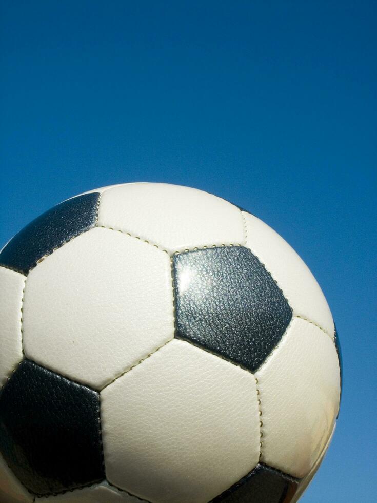 een dichtbij omhoog van een voetbal bal met leer foto