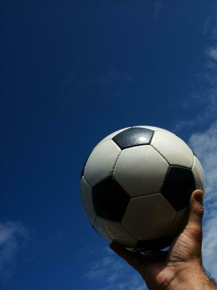 een dichtbij omhoog van een voetbal bal met leer foto