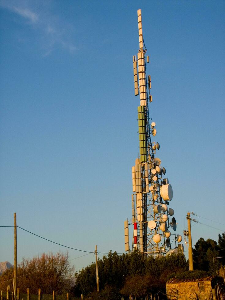 een toren met veel verschillend types van antennes foto