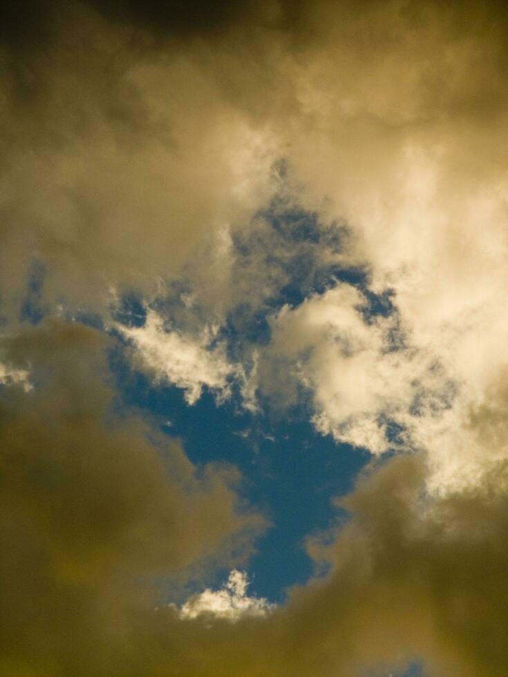 een Jet vlak vliegend door een bewolkt lucht foto