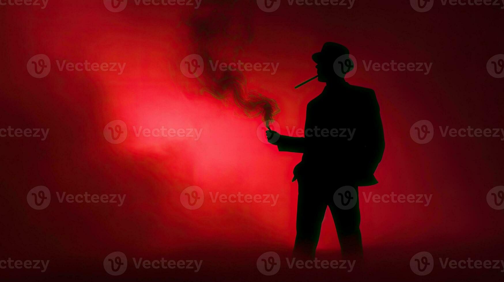 een Mens met een rood rook stok gevangen genomen in silhouet foto