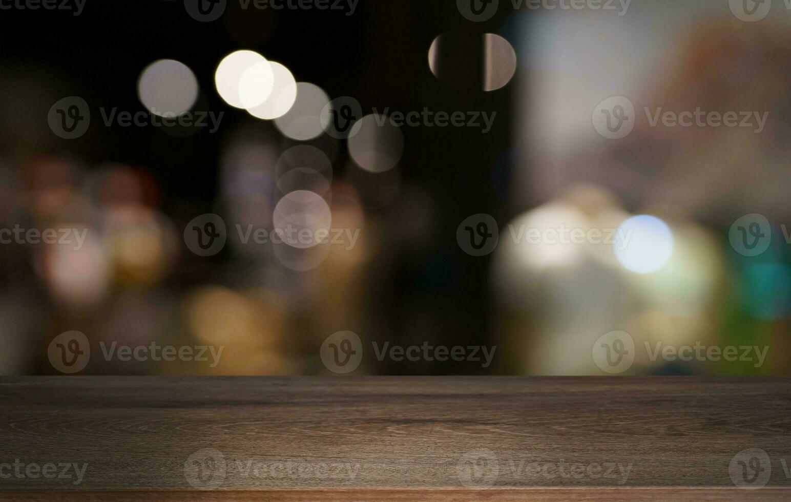 leeg hout tafel top en vervagen van uit deur tuin achtergrond leeg houten tafel ruimte voor tekst afzet Promotie. blanco hout tafel kopiëren ruimte voor achtergrond foto