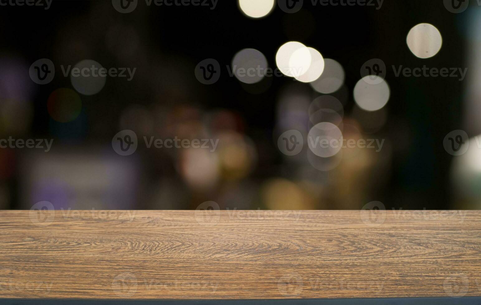 leeg hout tafel top en vervagen van uit deur tuin achtergrond leeg houten tafel ruimte voor tekst afzet Promotie. blanco hout tafel kopiëren ruimte voor achtergrond foto