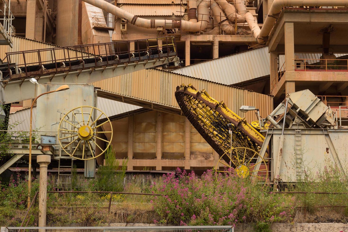 voormalige cementfabriek, gesloten en verlaten. foto