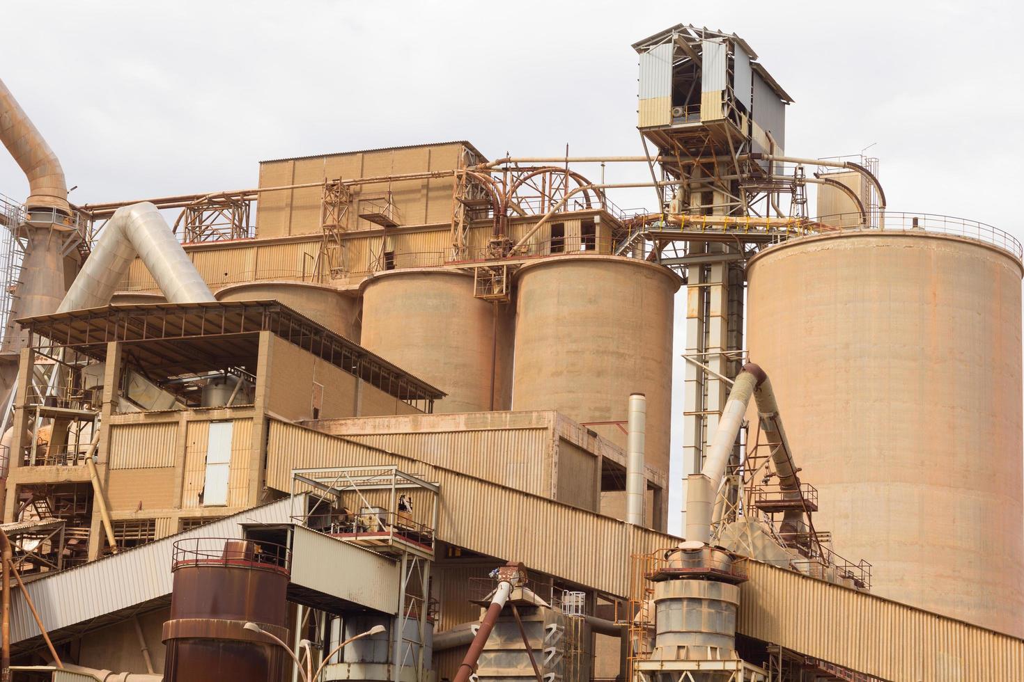 voormalige cementfabriek, gesloten en verlaten. foto