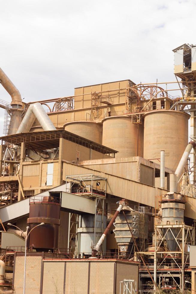 voormalige cementfabriek, gesloten en verlaten. foto