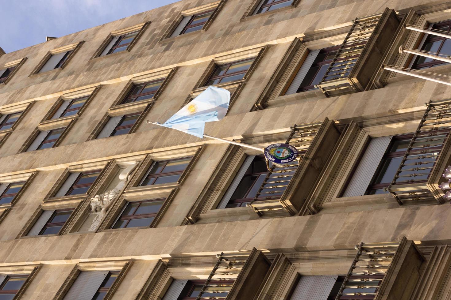 gebouw en ramen in het centrum van barcelona foto