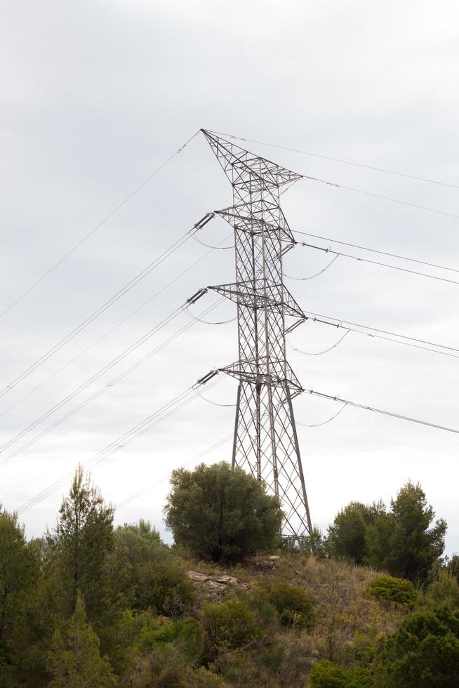 afbeeldingen van hoge kwaliteit van hoogspanningspalen op de bergtop foto