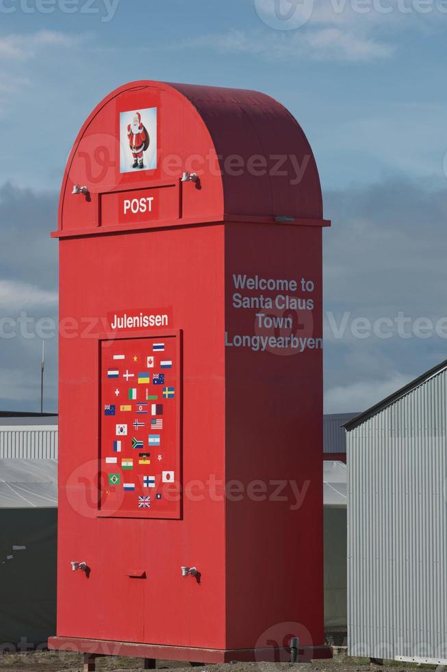 gigantische rode brievenbus voor de kerstman in longyearbyen, spitsbergen, noorwegen foto