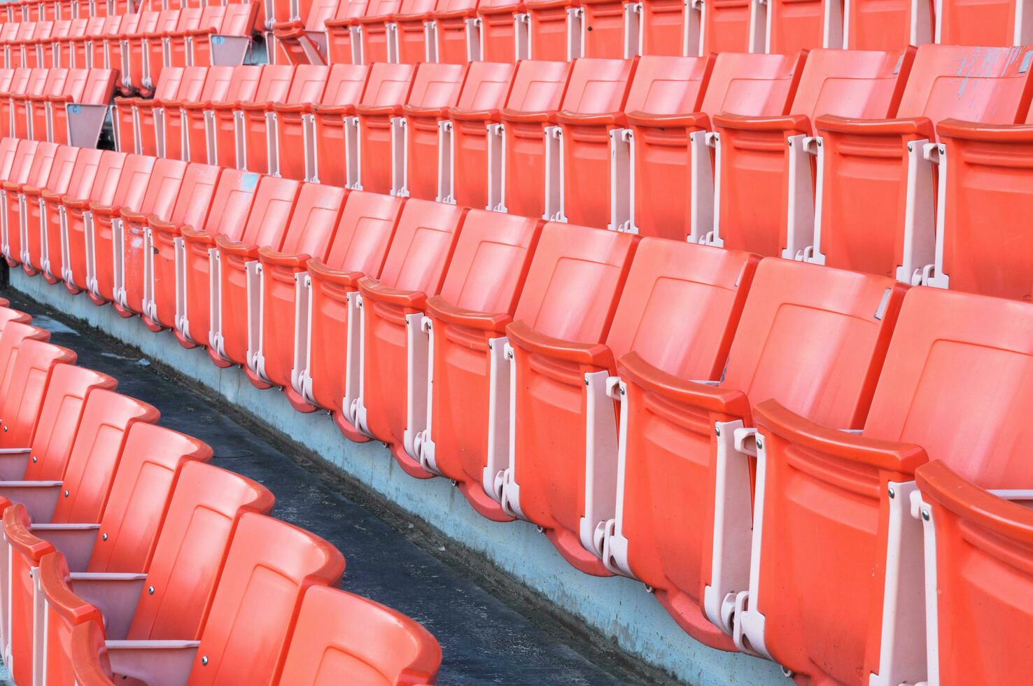 leeg oranje stoelen Bij stadion, rijen van stoel Aan een voetbal stadion foto