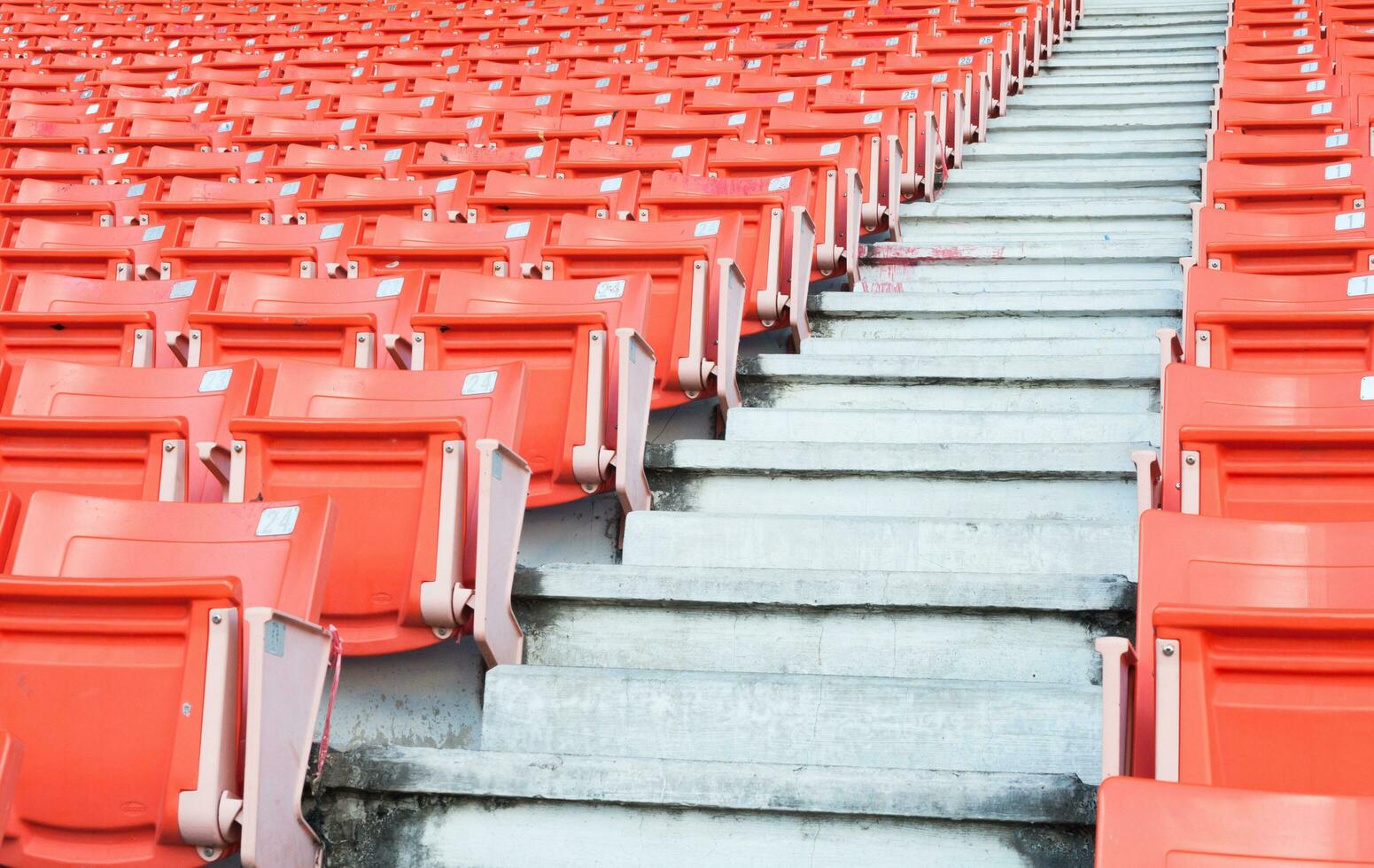 leeg oranje stoelen Bij stadion, rijen van stoel Aan een voetbal stadion foto