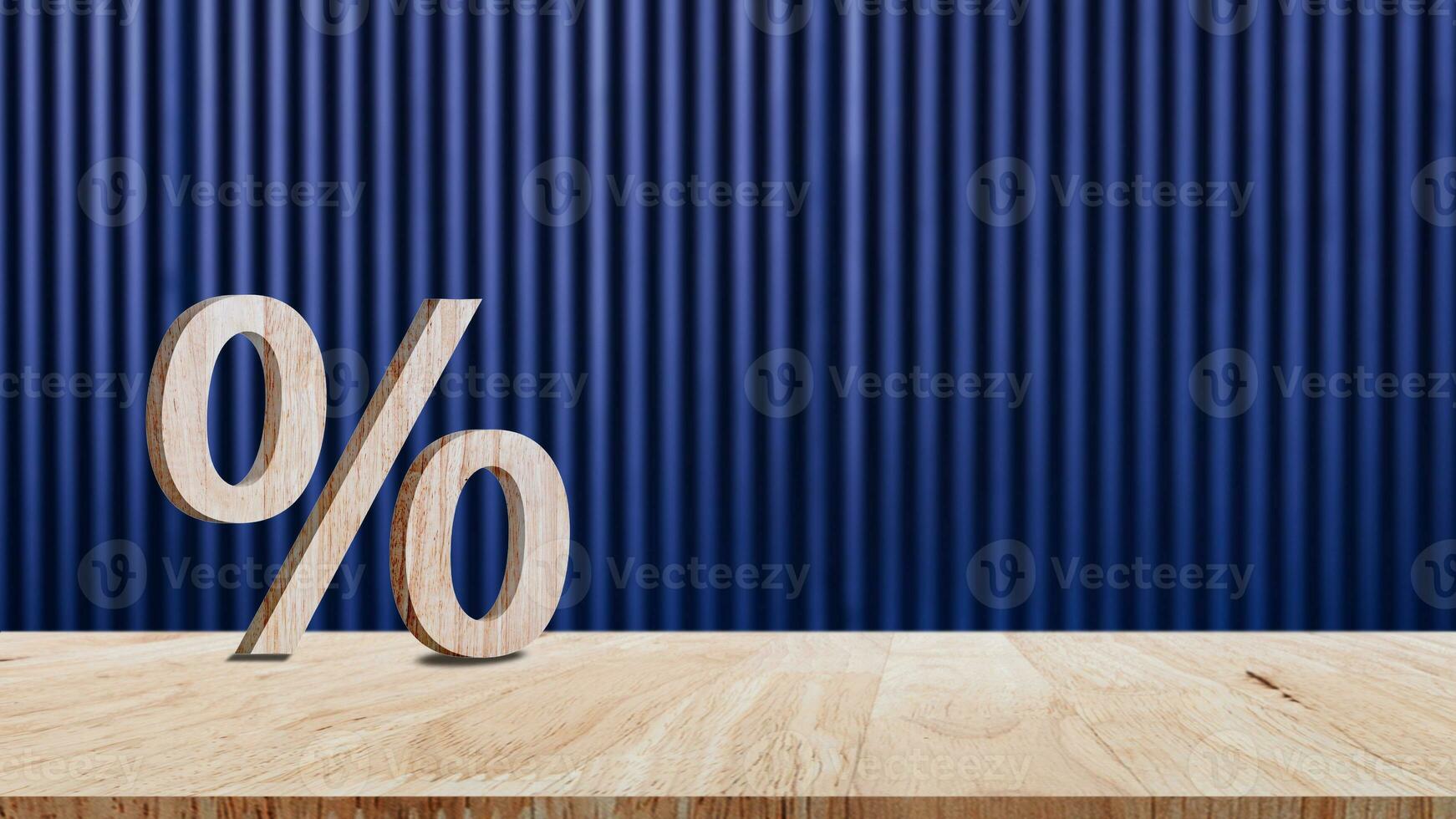 detailopname van procent teken leunend Aan houten tafel, percentage teken en korting tarief. accountant vat belasting concept. foto