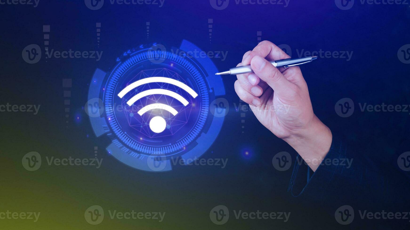 zakenman gebruik makend van aanraken met Wifi icoon. sociaal netwerk bedrijf communicatie concept, Wifi draadloze concept vrij netwerk internet concept. foto