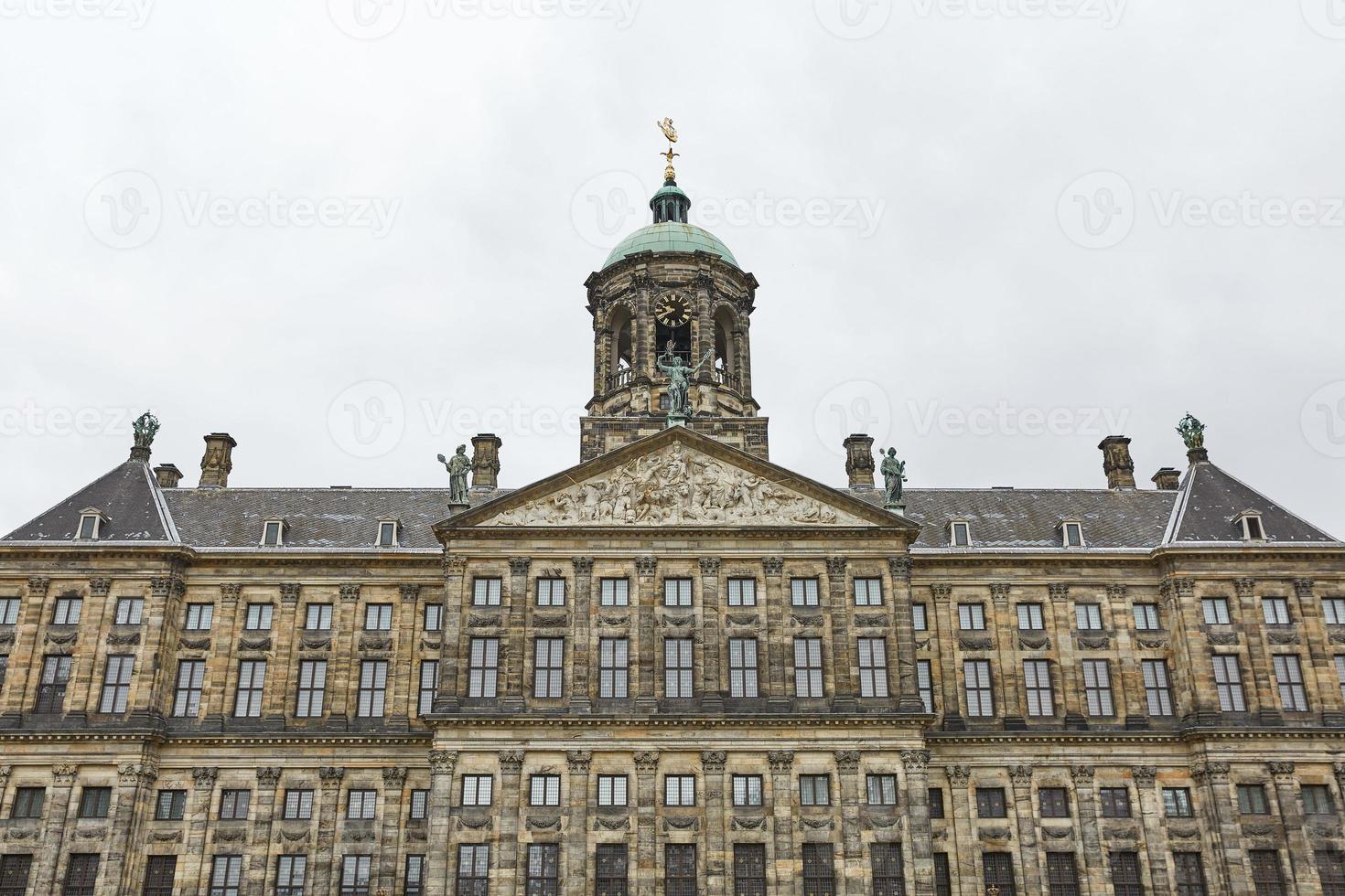 het koninklijk paleis op de dam in amsterdam, nederland foto