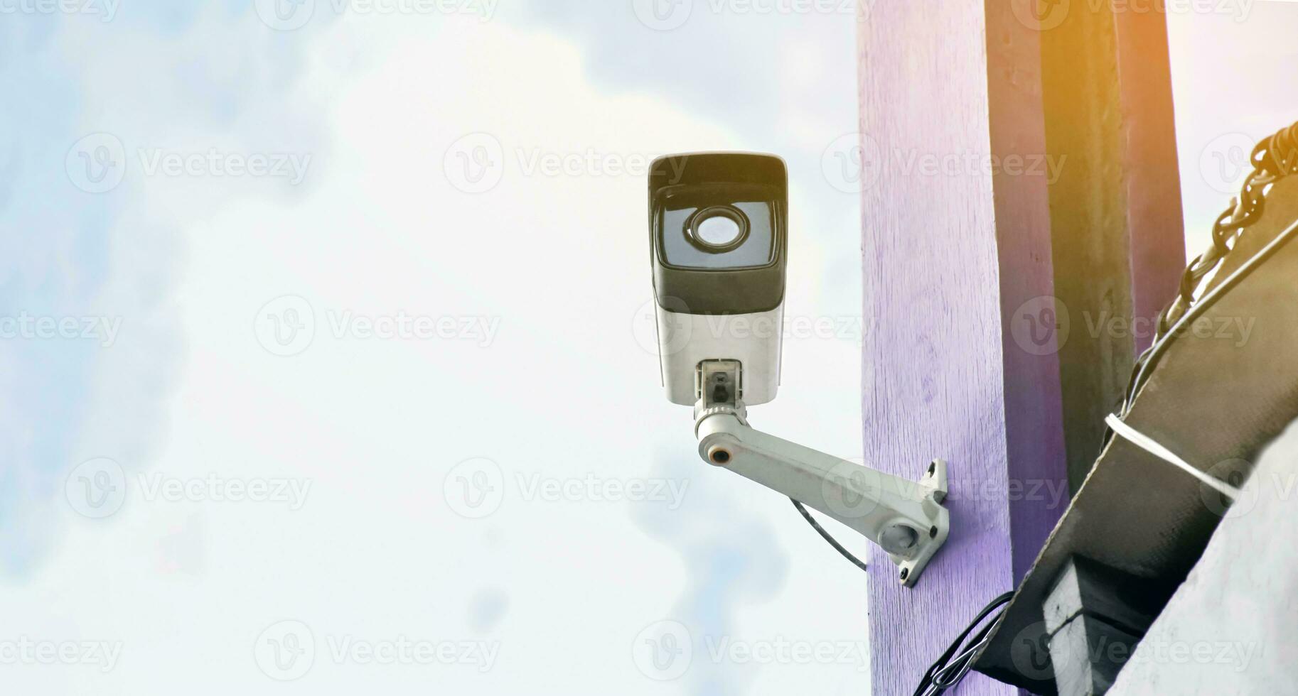 ik p cctv camera geïnstalleerd Aan hoog plafond van de huis naar Doen de veiligheid door toezicht houden door mobiel telefoon en computer naar opslaan menselijk leven en eigendom, zacht en selectief focus. foto