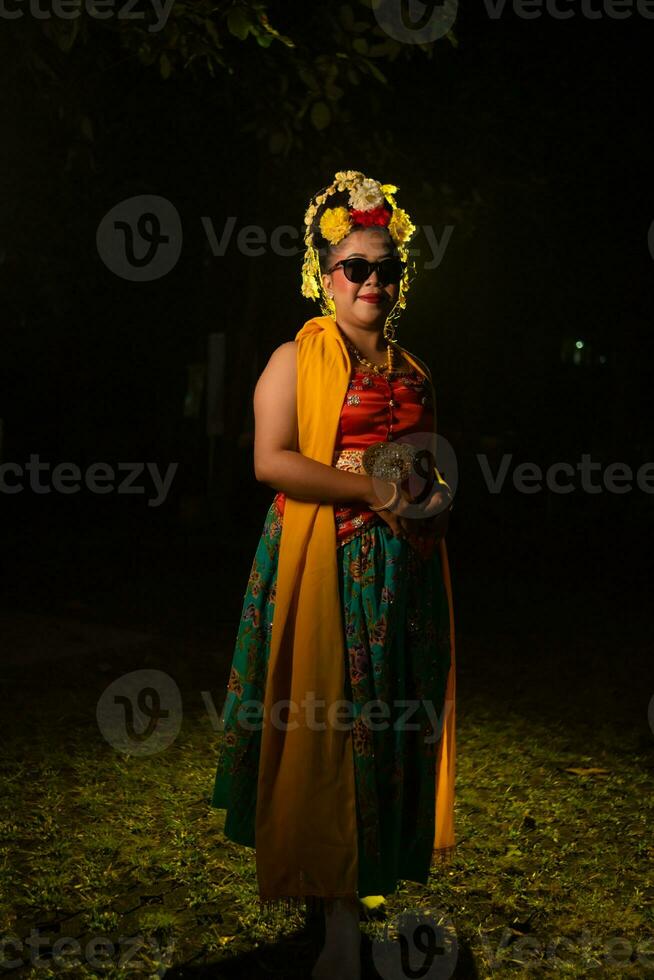 portret van een tiener- meisje met zonnebril en een mooi bloem poseren heel prachtig foto