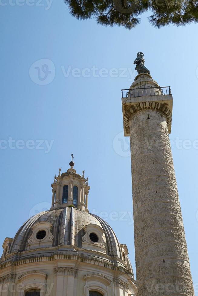 de kolom van Trajanus op het keizerlijke forum in Rome, Italië foto