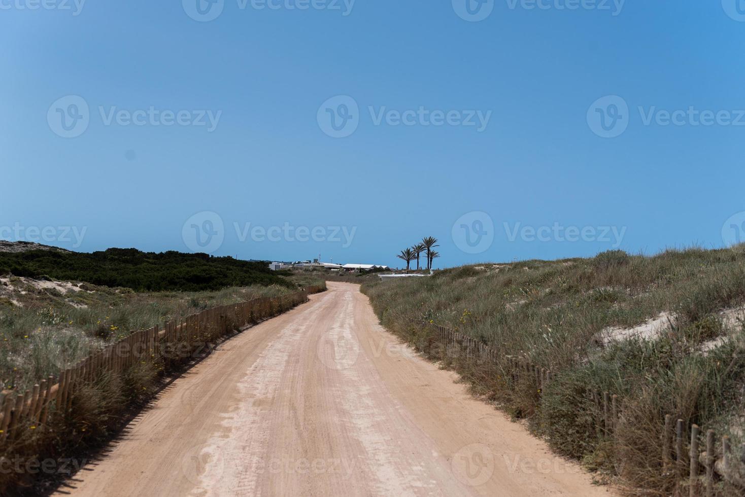 straat in het strand van ses illetes in formentera, balearen in spanje foto