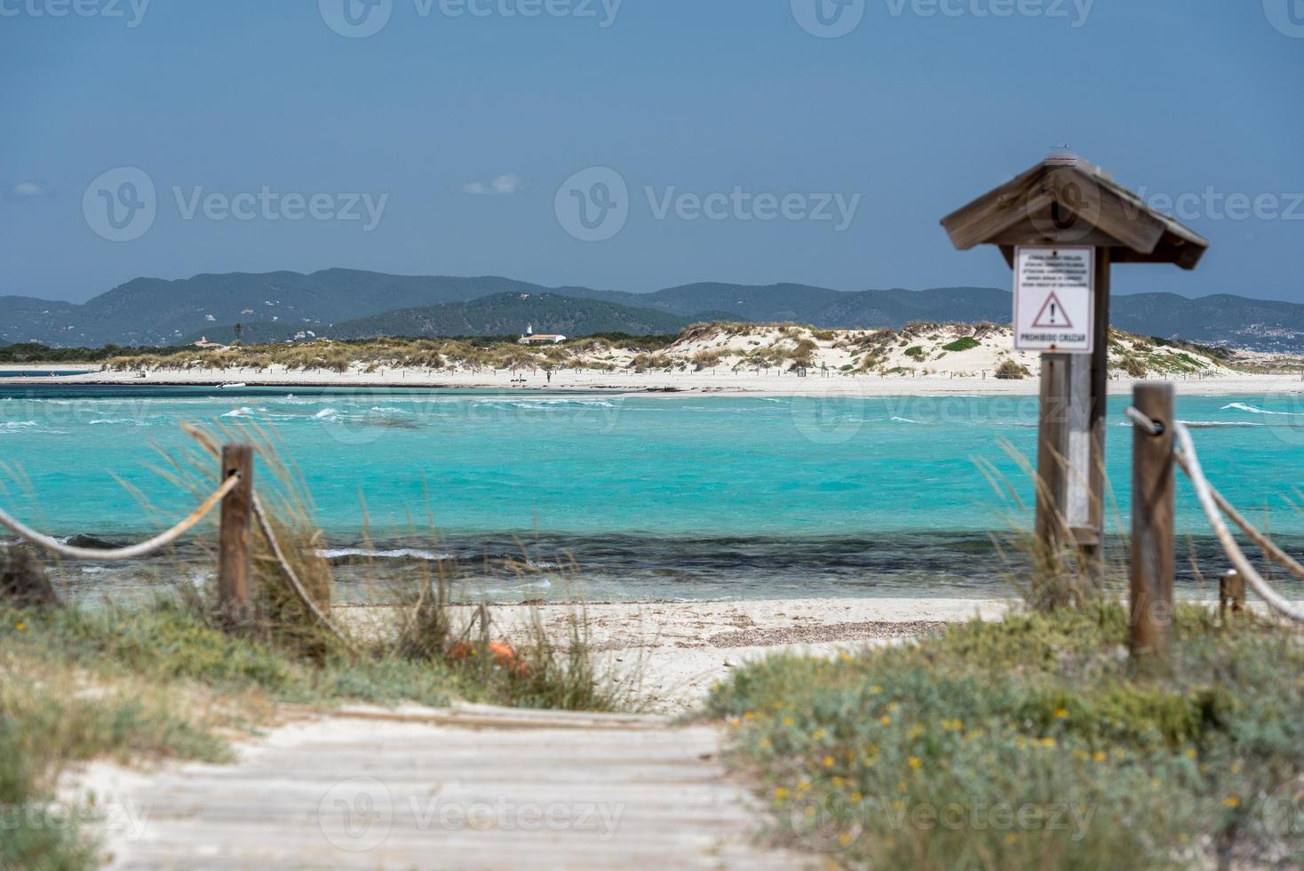 boten afgemeerd aan de kust van het strand van ses illetes in formentera, balearen in spanje. foto