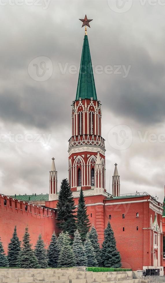 nikolskaya toren van het kremlin van moskou op een bewolkte dag. foto