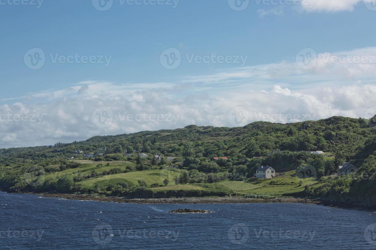 Ierse kust bij killybegs, county donegal in ierland foto