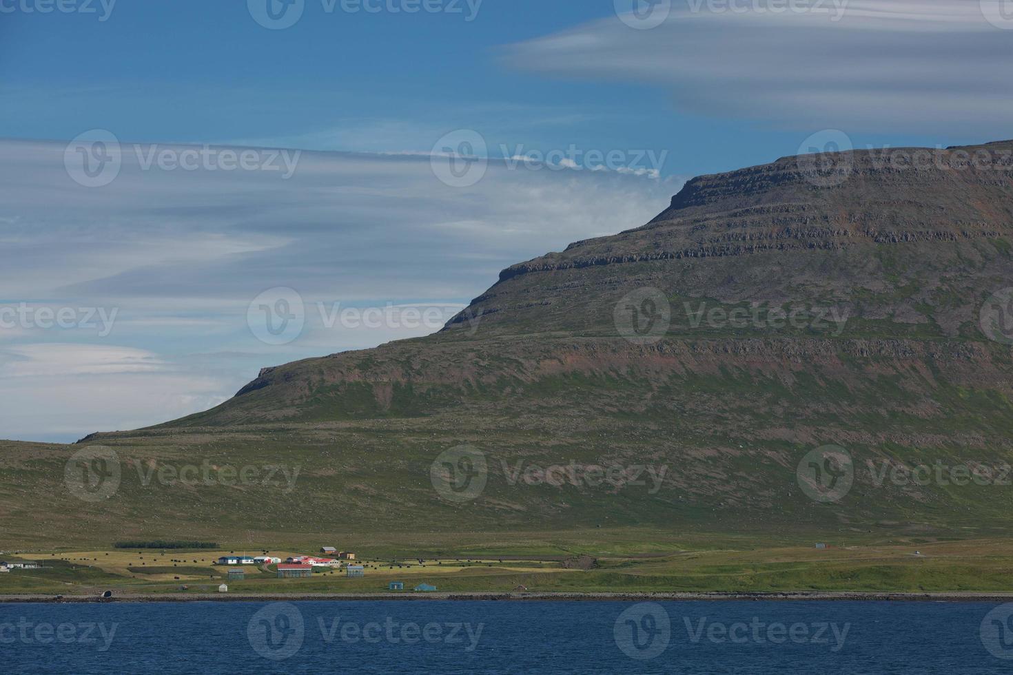 uitzicht op de fjord rondom het dorp isafjordur in ijsland foto