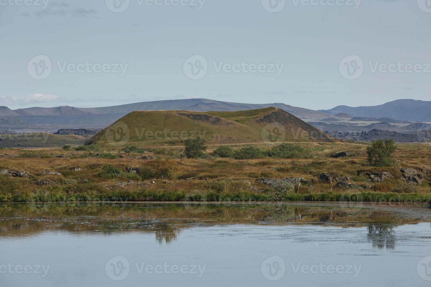 pseudokrater bij skutustadir en het myvatn-meer, ijsland foto