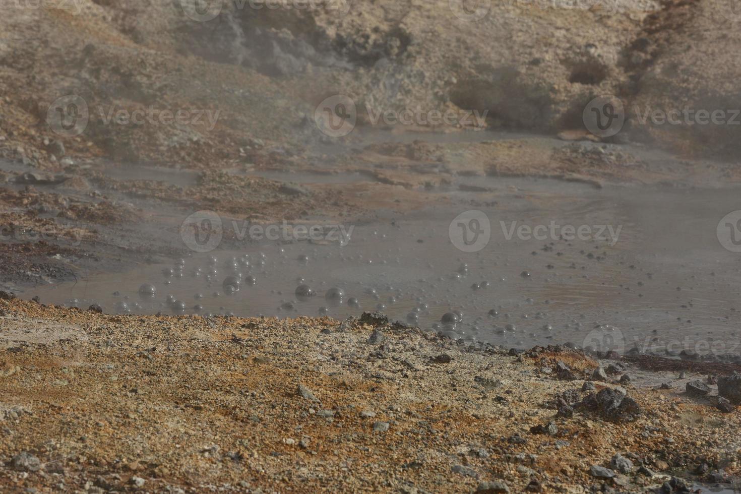 modderpot in seltun geothermisch gebied van krysuvik, zuid-ijsland foto