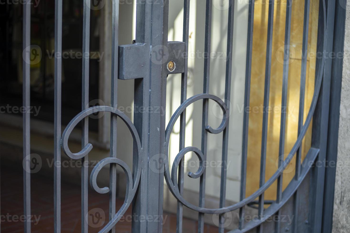 detail van een smeedijzeren hek voor winkel foto