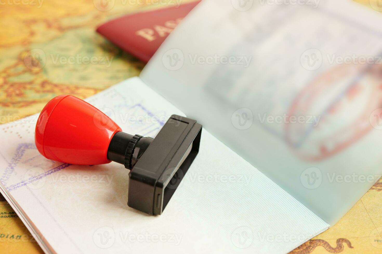 Visa en paspoort document naar immigratie Bij luchthaven in land. foto
