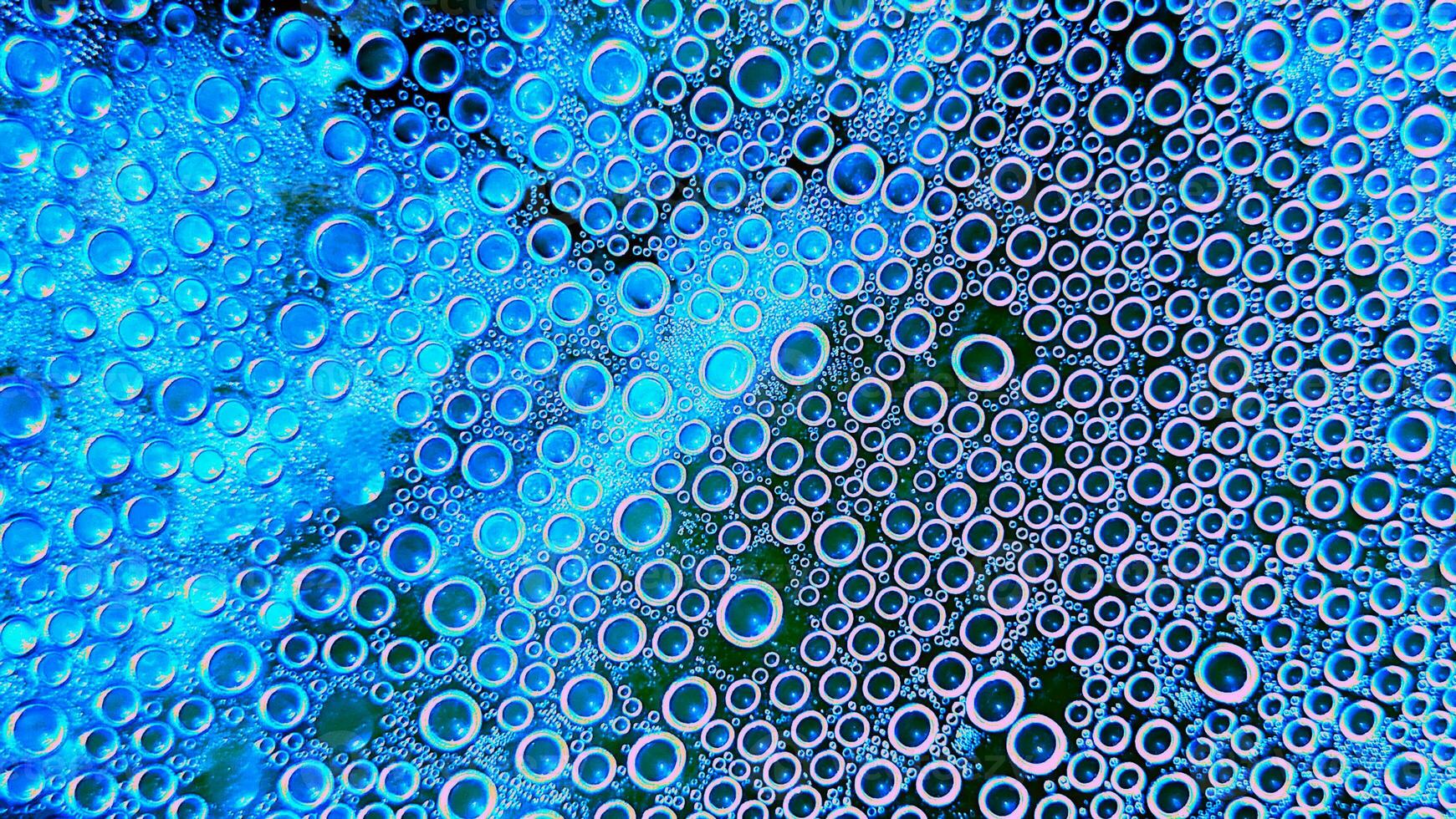 abstract druppels Aan de oppervlakte van transparant plastic. glad klein bubbels in de vorm van een regelmatig cirkel, abstract achtergrond van water bubbels foto