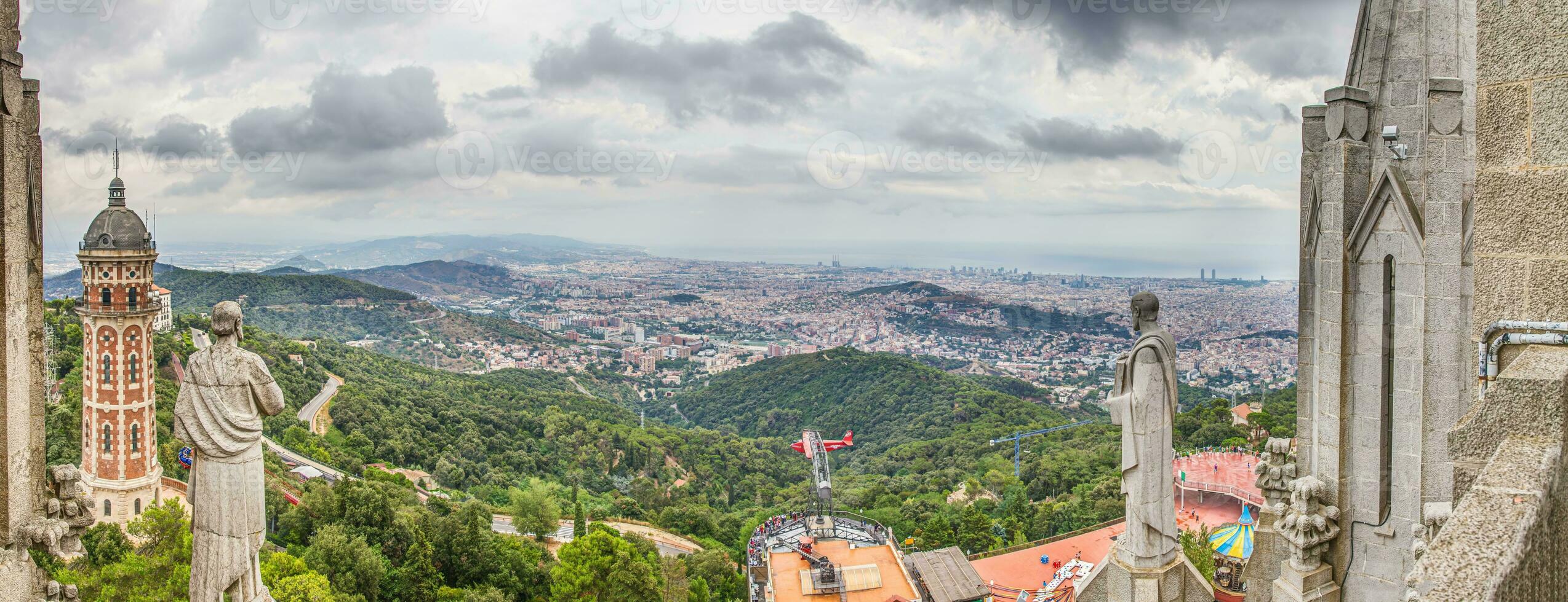 panoramisch visie over- Barcelona van tibidabo gezichtspunt foto