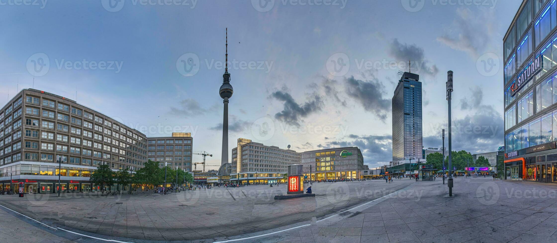 panorama afbeelding over- berlijn Alexander plein in avond licht foto