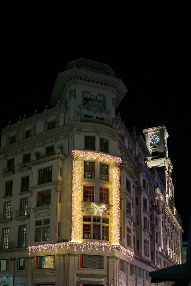 gebouw in oviedo met Kerstmis decoratie. lint foto