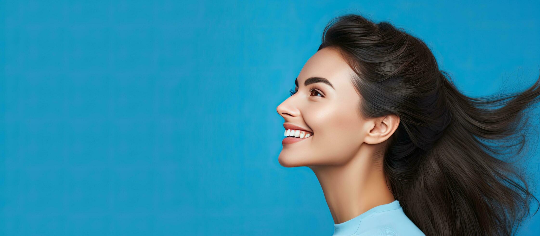 aantrekkelijk meisje glimlachen in profiel portret met blauw achtergrond en kopiëren ruimte foto