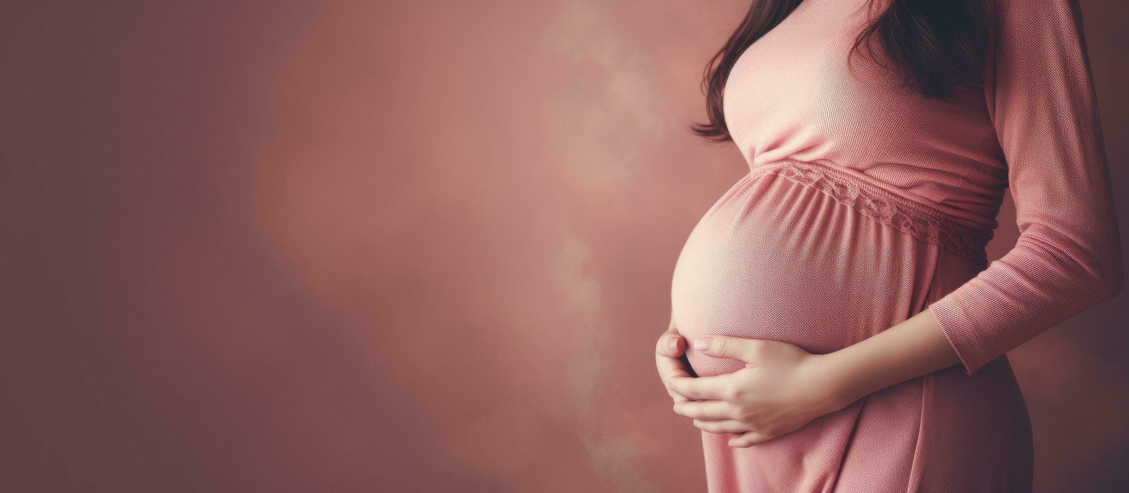 zwanger vrouw met ronde buik vervelend roze trui foto